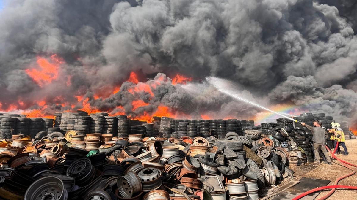 Gkyzn siyah dumanlar kaplad! Ankara Hurdaclar Sitesi'nde yangn