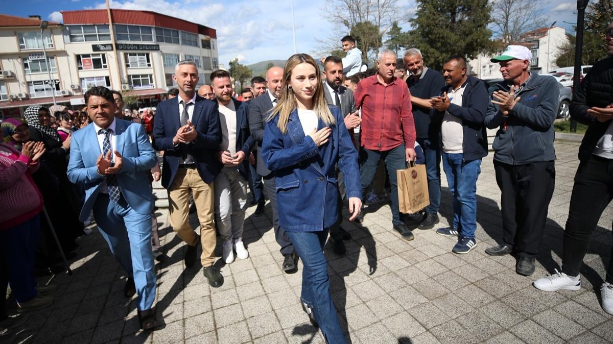 'En gen belediye bakan' Zeynep elik mazbatasn alarak grevine balad