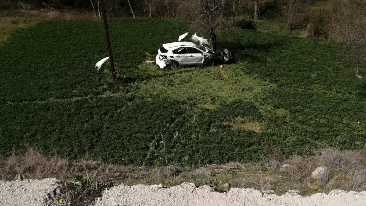 Bursa'da otomobil tarlaya devrildi: 2 kii hayatn kaybetti, 3 kii yaraland