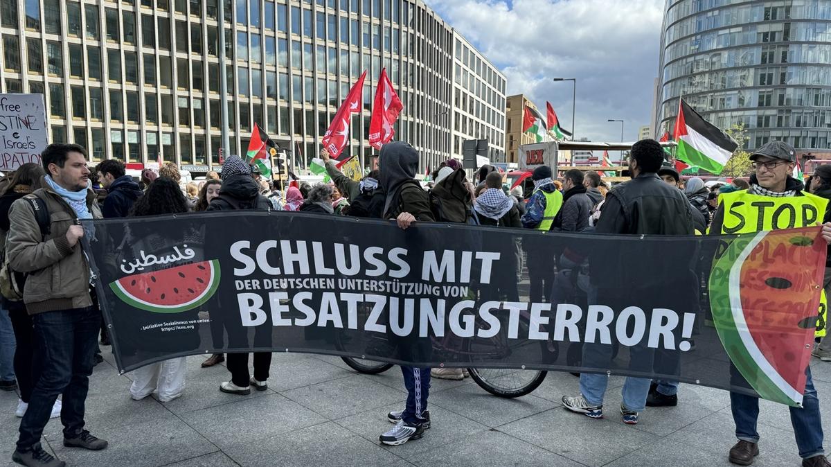 Almanya'da hkmetin srail'e silah sevkiyatna protesto