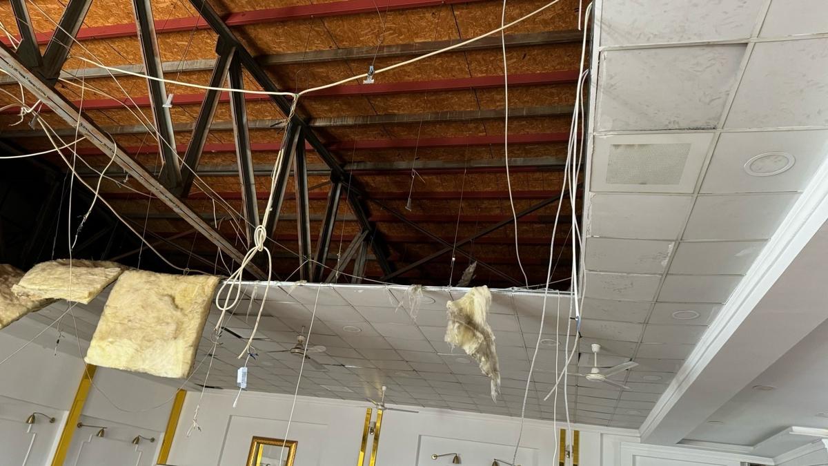 Tokat'ta meydana gelen deprem sonras bir dn salonunun tavan kt