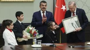 Cumhurbakan Erdoan'a anlaml hediye