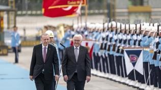 Cumhurbakan Erdoan, Steinmeier'i resmi trenle karlad