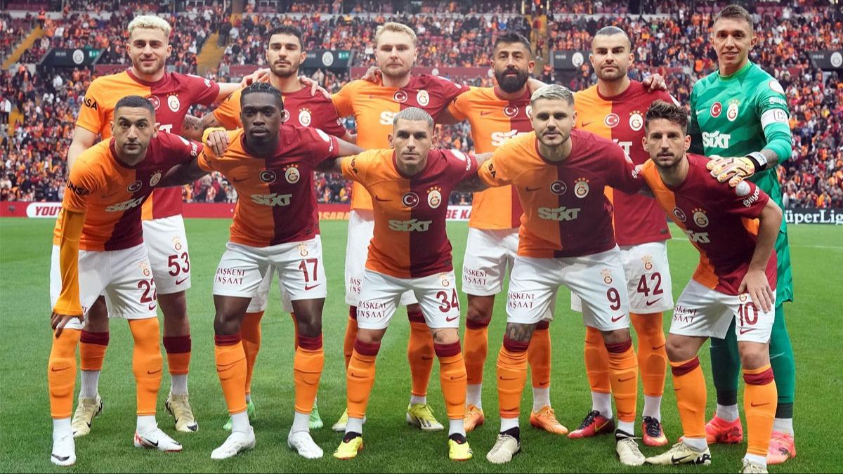 Galatasaray'da ayrlk zaman! 4 futbolcu ile yollar ayrlyor
