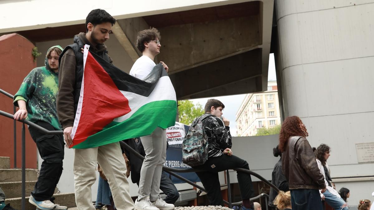 Paris'teki renciler Gazze'de 'soykrmn durmas' iin kampslerinde eylem balatt