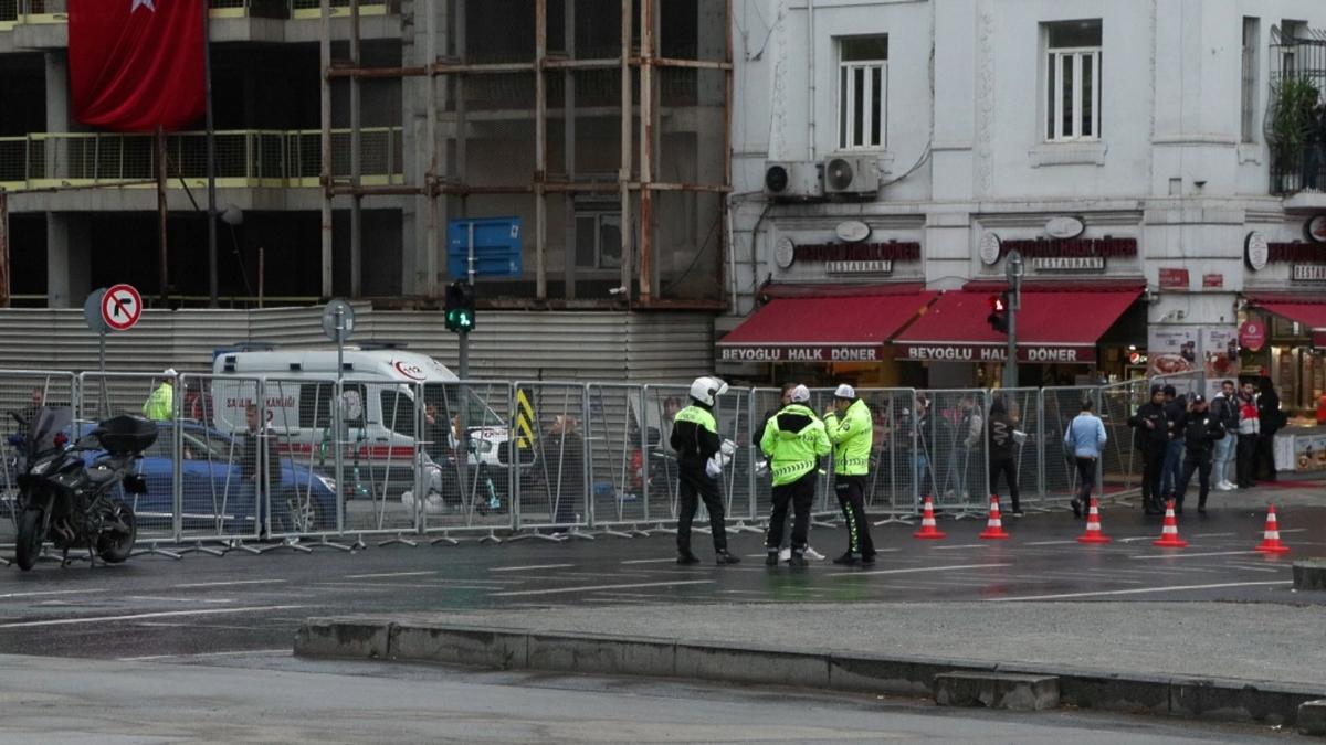 stanbul'da 1 Mays tedbirleri kapsamnda kapatlan baz yollar trafie ald