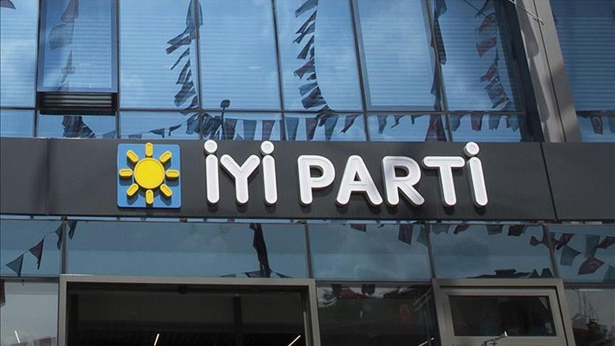 Y Parti'de 80 yeden 62'si istifa etti! Ynetim dt