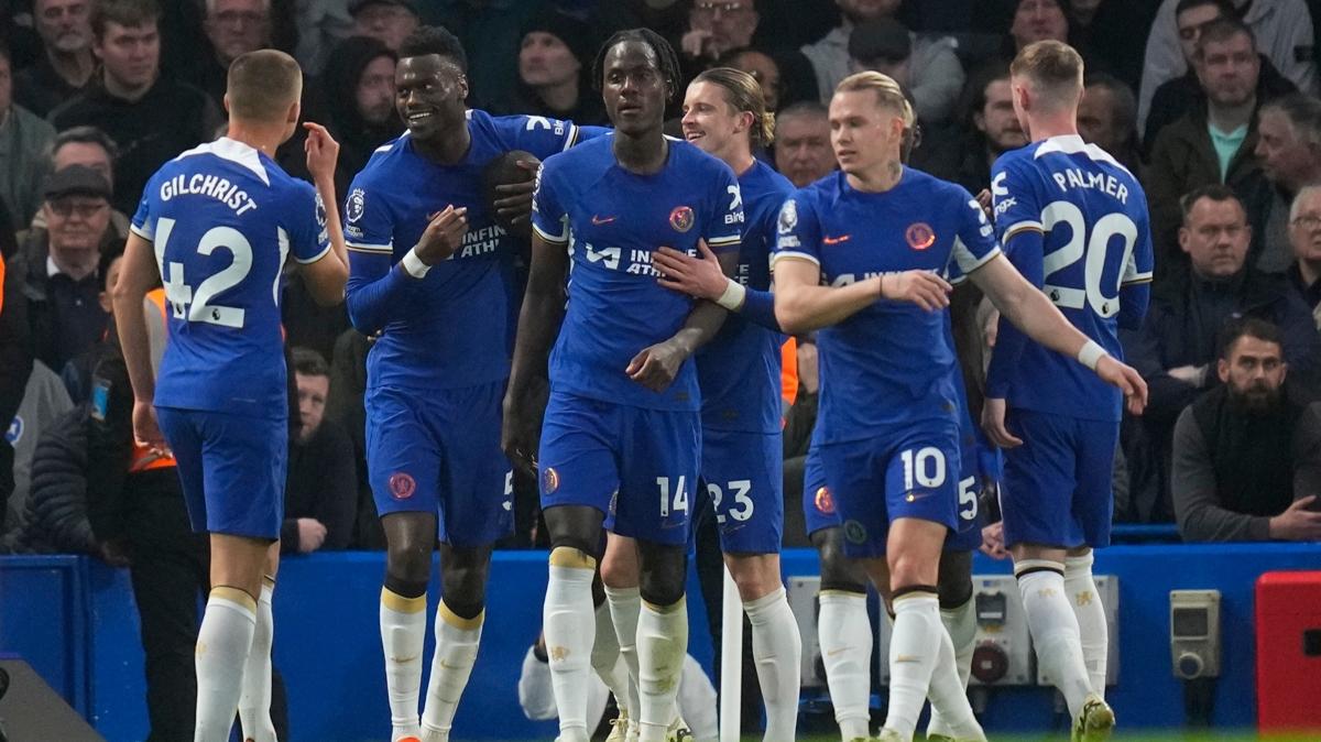 Chelsea, Tottenham' iki golle geti