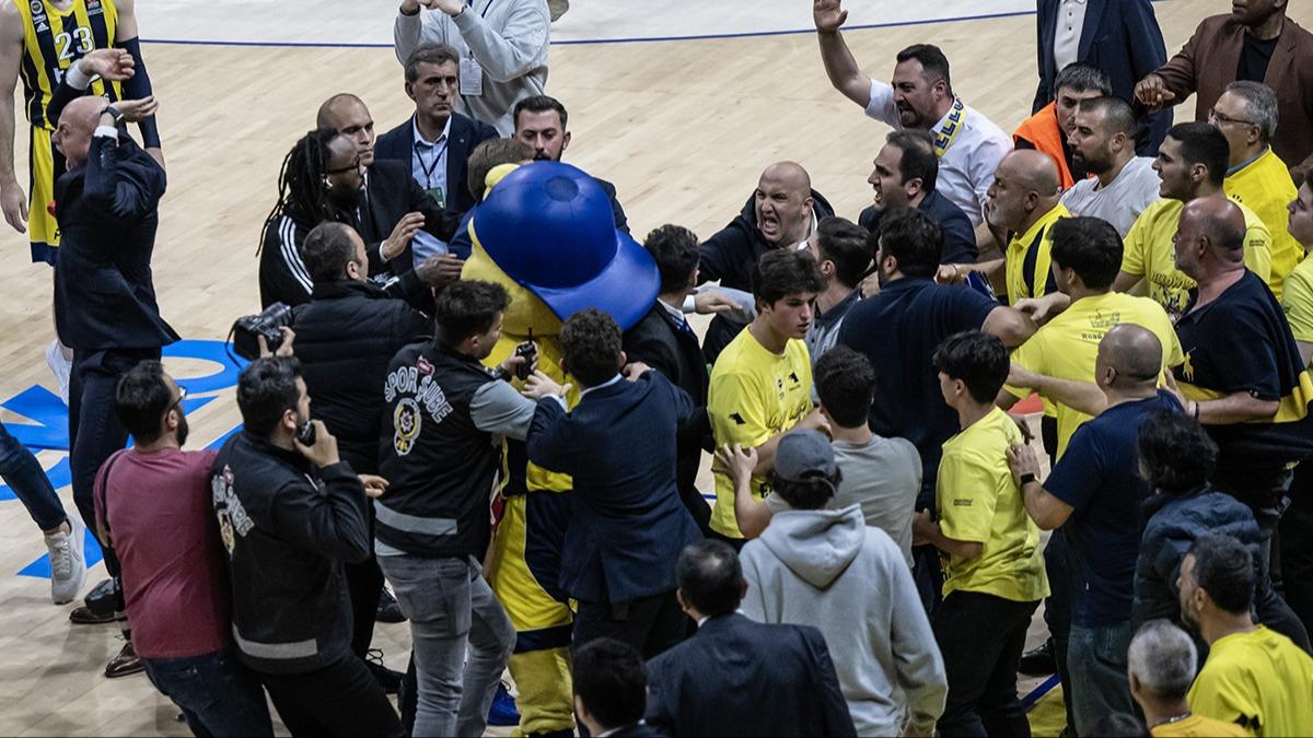 Fenerbahe Beko mann ardndan oyuncular arasnda byk kavga! Taraftar sahaya girdi