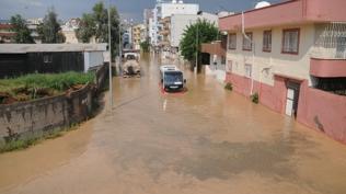 rnak'ta saanak ya etkili oldu: Caddelerde su birikintileri olutu