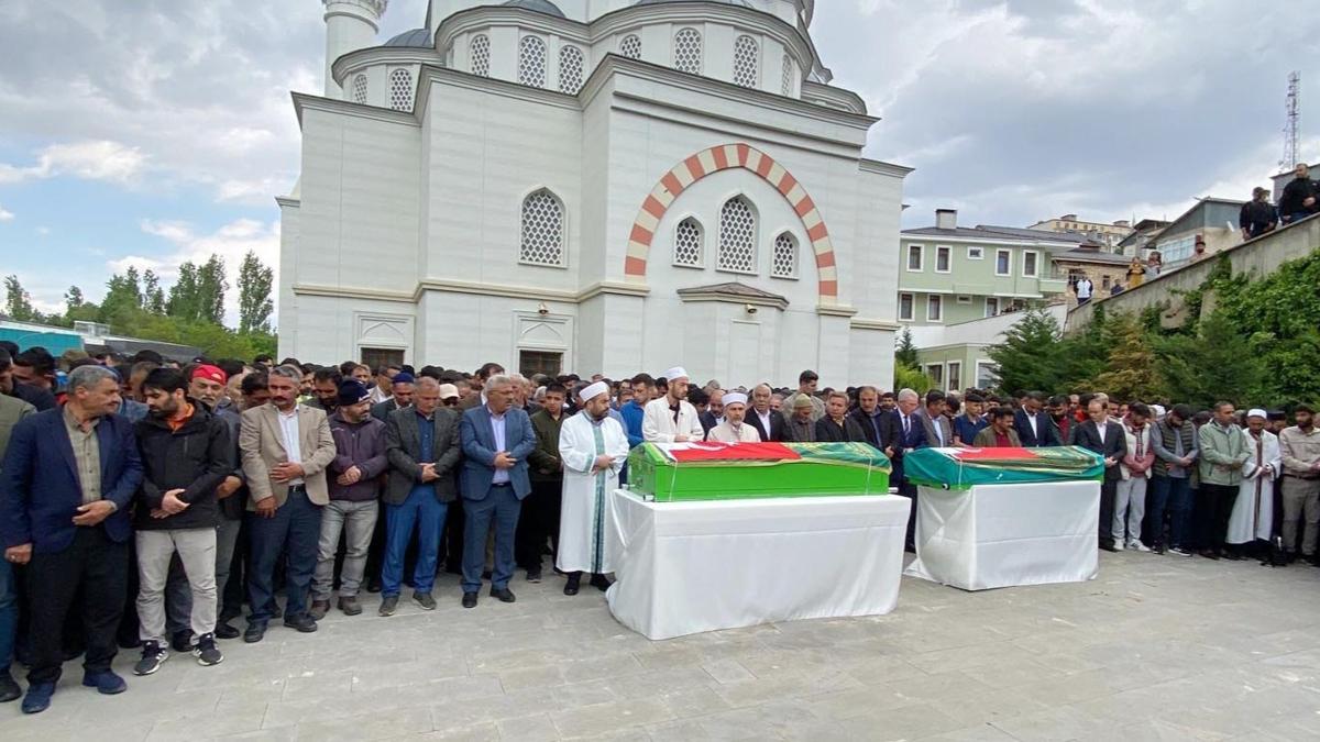 Toprak altndan karlan iki iinin cenazesi defnedildi