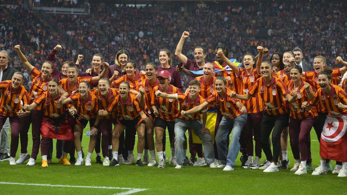 ampiyon Galatasaray Kadn Futbol Takm'ndan RAMS Park'ta kutlama