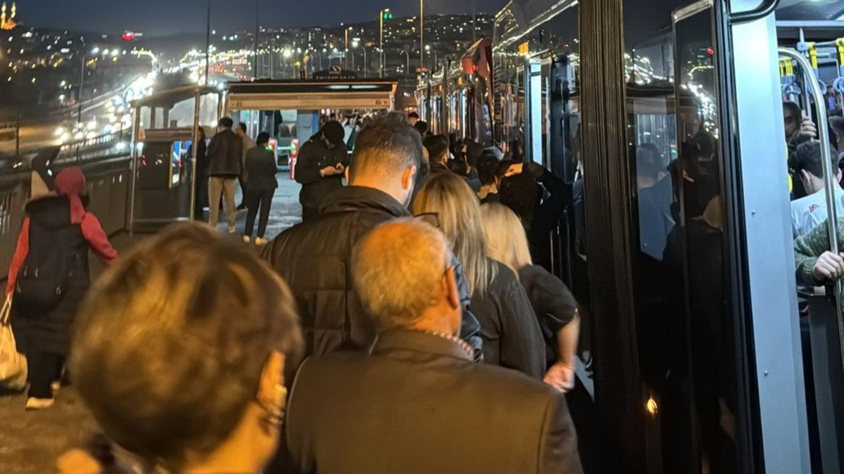 Metrobsten dumanlar ykseldi! Yolcular tahliye edildi