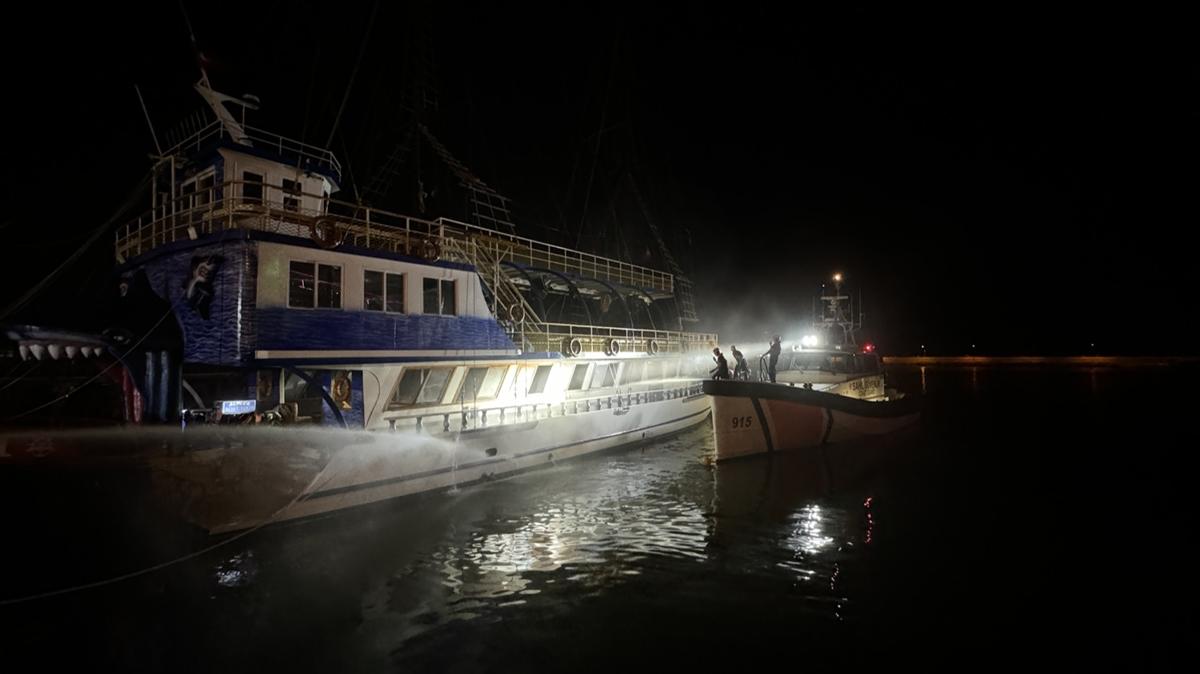 Antalya'da yangn kan tur teknesi kullanlamaz hale geldi