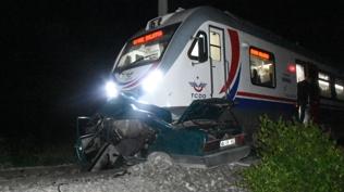 Malatya'da yolcu treniyle otomobil arpt: Ara srcs hayatn kaybetti