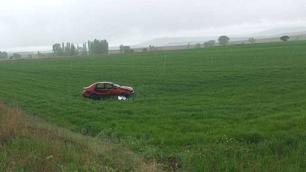 Sivas'ta otomobil arampole devrildi! 1'i ocuk 2 kii ld