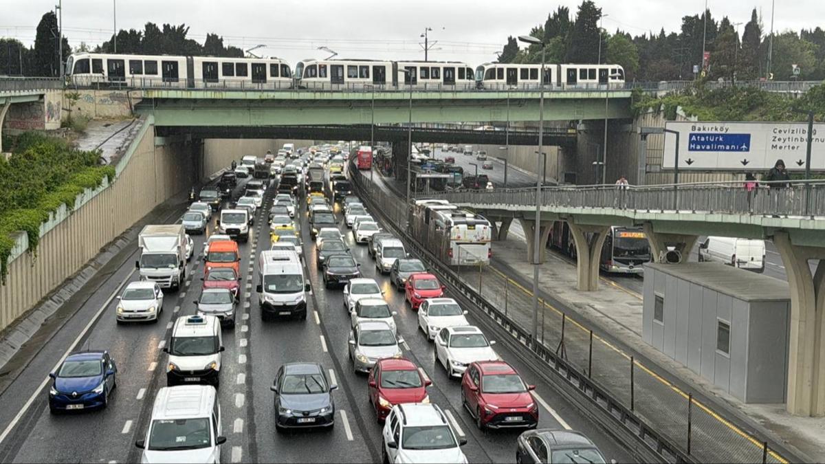 stanbul'da haftann ilk i gn trafik kilit