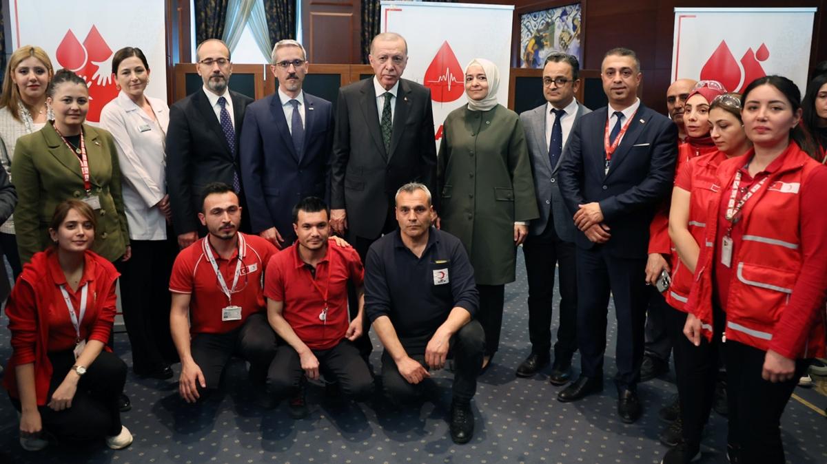 Cumhurbakan Erdoan, AK Parti'de kan ba kampanyasna katlanlar ziyaret etti