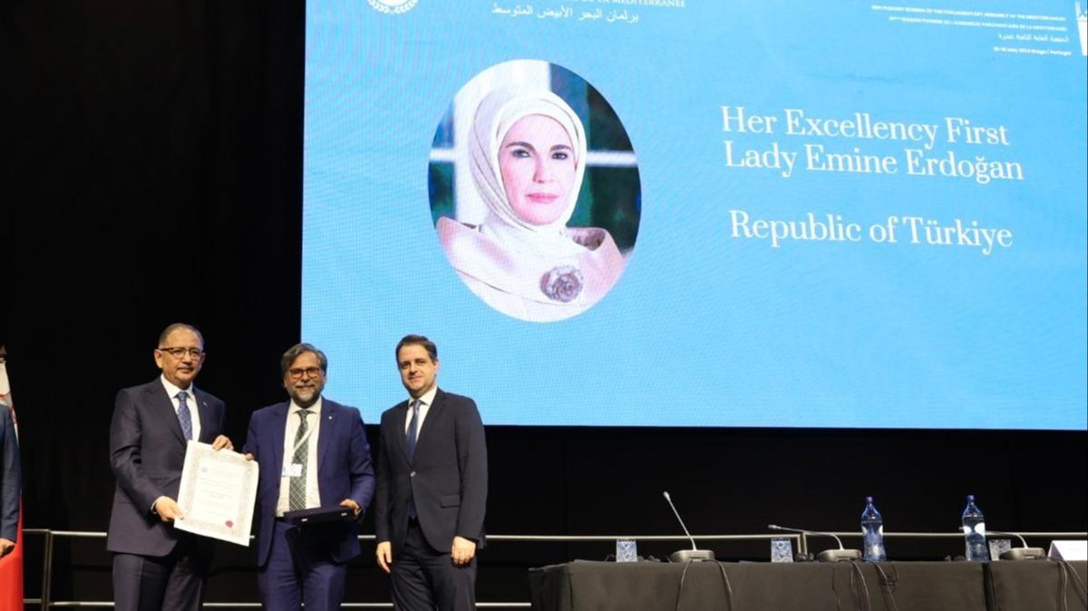 Bakan zhaseki teslim ald! Emine Erdoan'n projesine dl