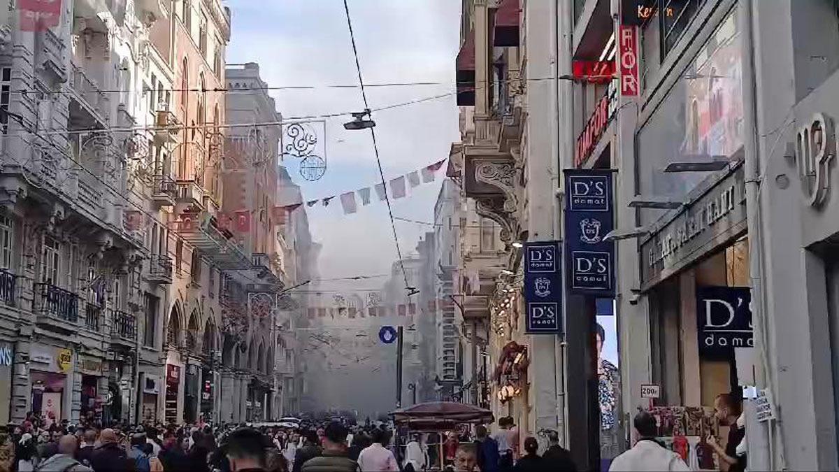 stiklal Caddesi'nde yangn! Olay yerine ok sayda itfaiye ekibi sevk edildi