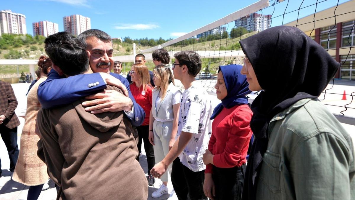 Bakan Tekin, zel gereksinimli rencilerle bir araya geldi