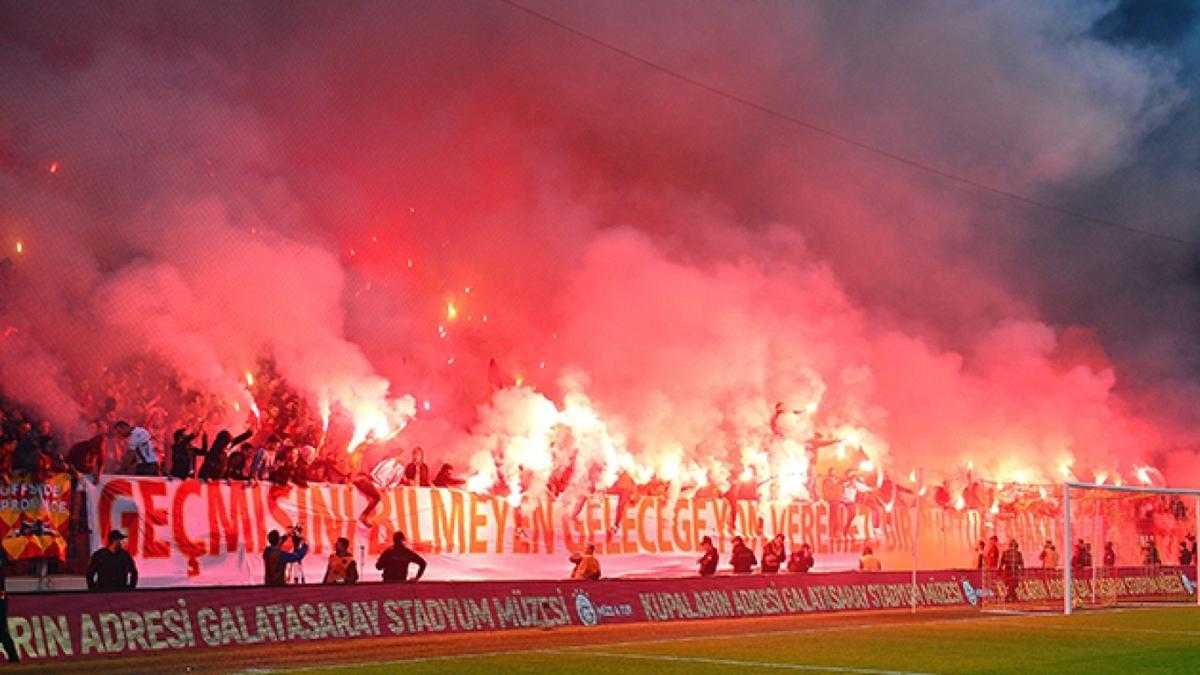 Galatasaray taraftarlarndan derbiye zel koreografi
