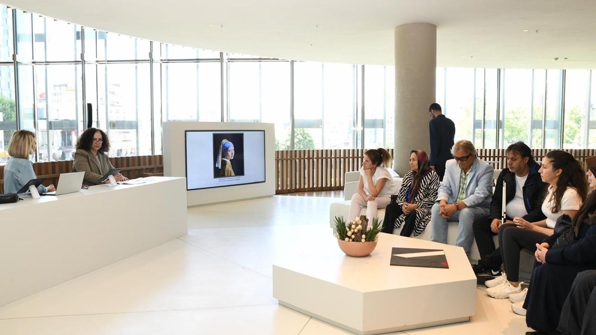 Trk Telekom'un Engelliler Haftas etkinliinde nl tablolar sesli betimlendi 