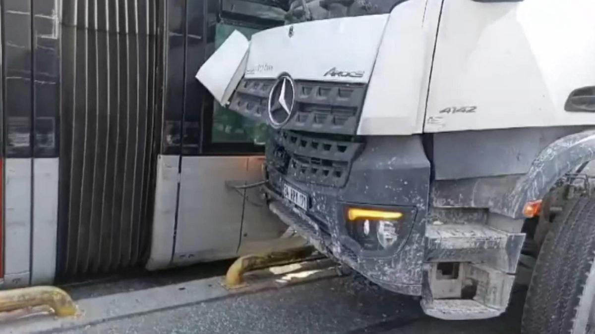 Zeytinburnu'nda beton mikseri ile tramvay arpt: Seferler aksad 