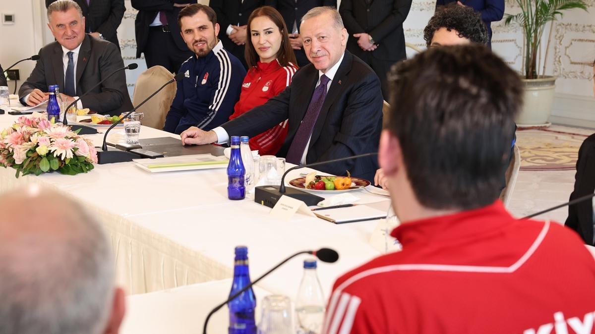 Bakan Erdoan ile milli sporcu arasnda glmseten diyalog