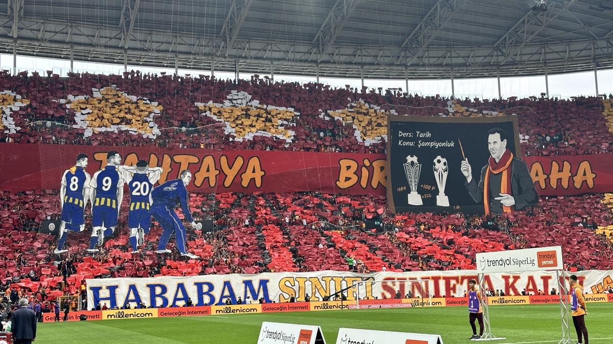 Galatasaray tribnlerinden, Fenerbahe'ye koreografili gnderme!