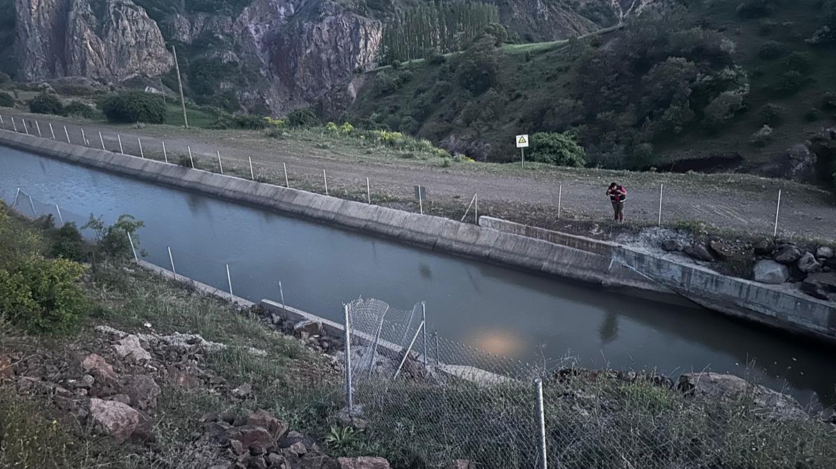 Giresun'da otomobil su kanalna devrildi: 2 kii kayboldu 