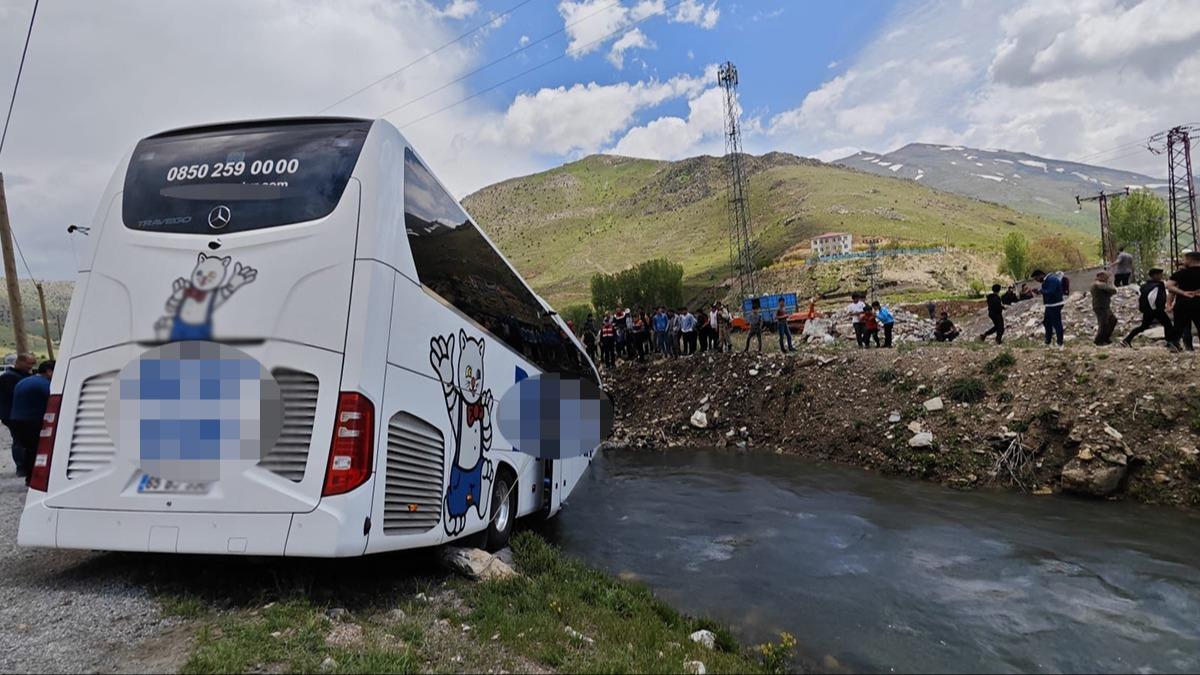 Yolcu otobsnn dereye yuvarlanmas sonucu 7 kii yaraland