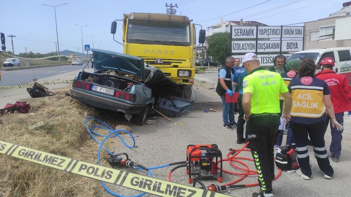 Balkesir'de kahreden kaza! Kpee vurmamak iin manevra yapt: 3 kii ld