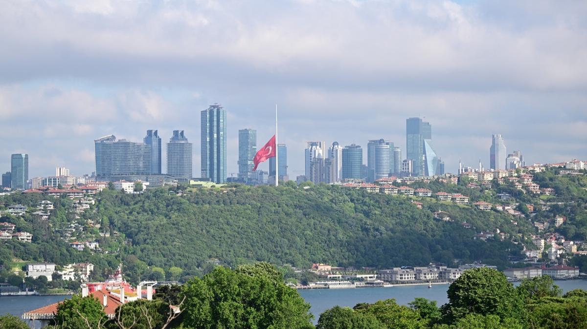 Milli yas sonras Trkiye'de bayraklar yarya indirildi