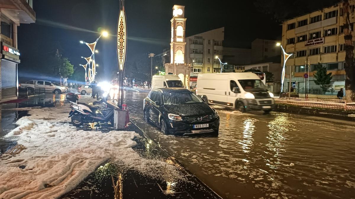 Bitlis'te etkili olan saanak nedeniyle yollarda su birikintileri olutu 