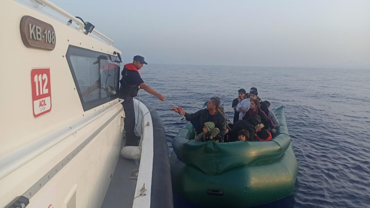 zmir'de biri srklenen 2 bottaki 44 dzensiz gmen kurtarld