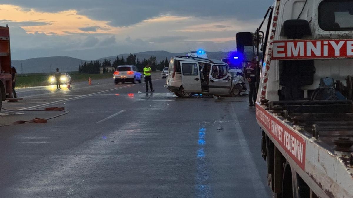 Hatay'da katliam gibi kaza! 2 otomobilin arpmas sonucu 5 kii hayatn kaybetti