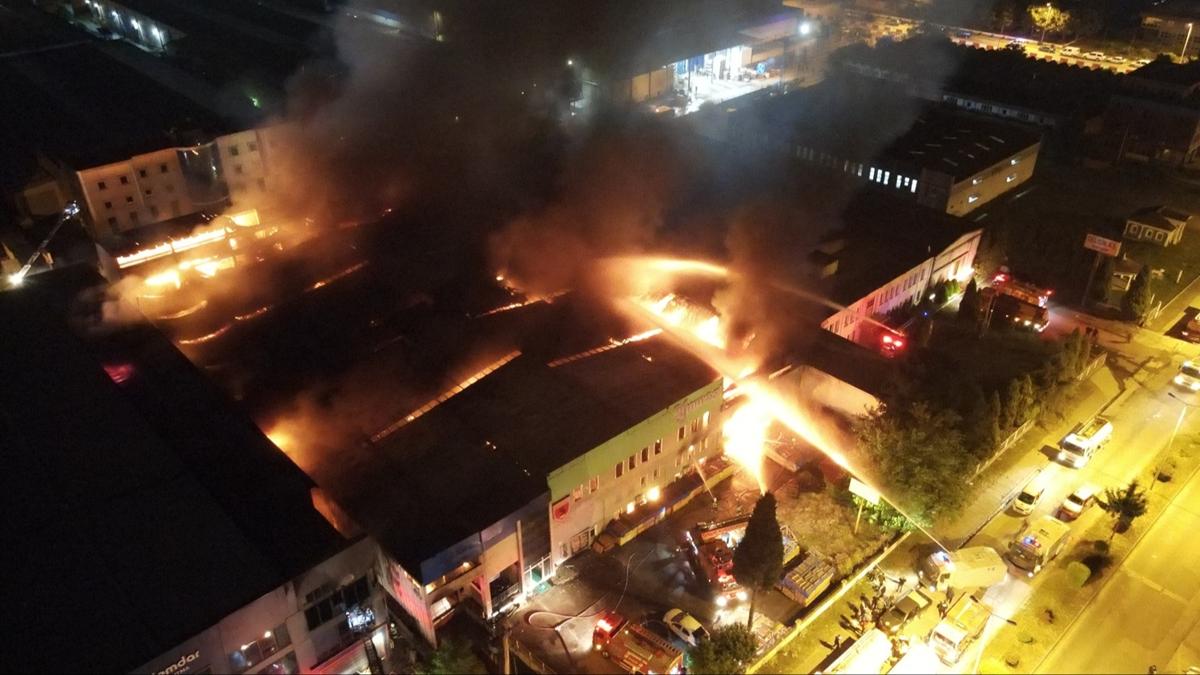 Samsun'da yatak fabrikasnda yangn! Dier binalara da srad