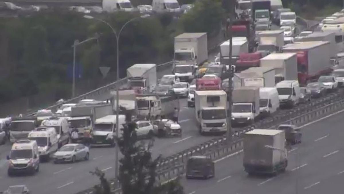TEM Otoyolu Esenyurt mevkiinde zincirleme trafik kazas