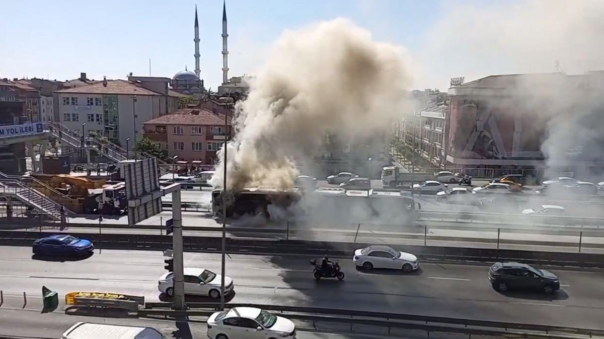 Beşyol durağında bir metrobüste yangın çıktı