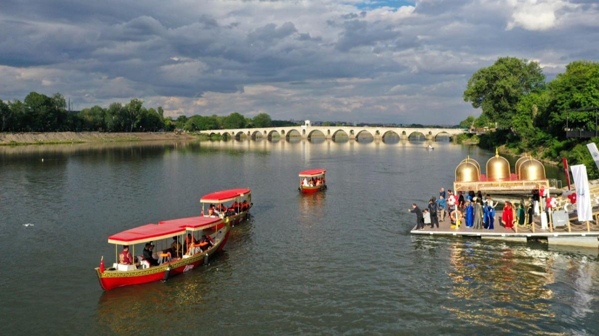 Meri Nehri'nde kayklarla turistik gezi balad