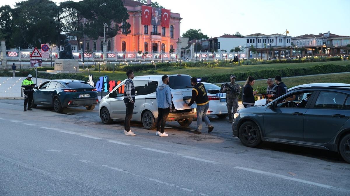 Edirne'de polisin asayi uygulamasnda aranan 5 pheli ile 7 dzensiz gmen yakaland