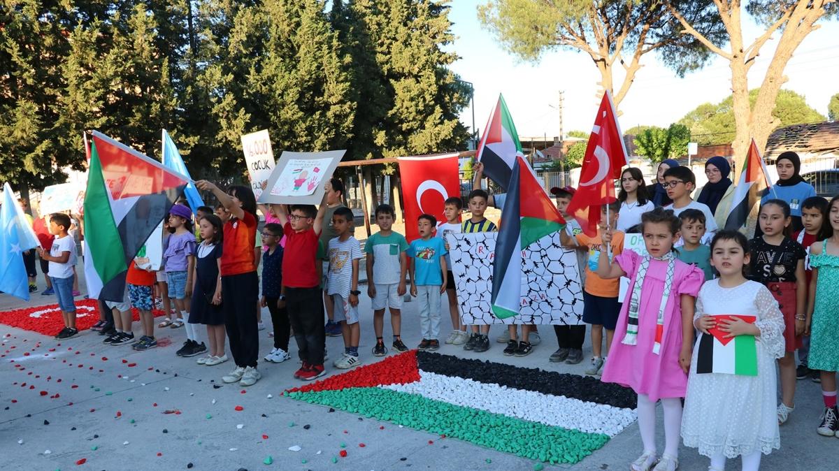 zmir'de renciler 16 bin tatan Trk ve Filistin bayraklar yapt