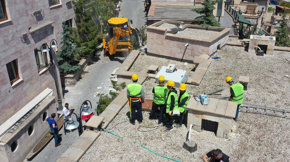 Kapadokya'da otelin kaak eklentisi i makinesiyle ykld