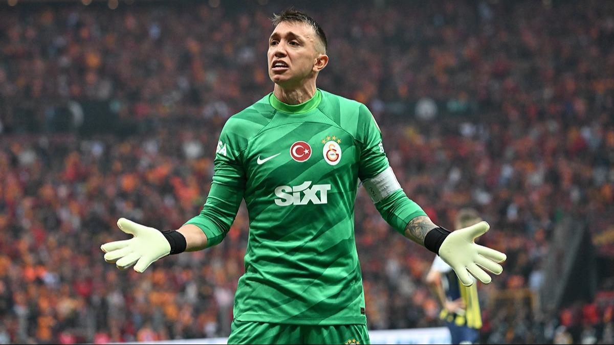 Uruguay basn isyan etti! Fernando Muslera kriz kartt