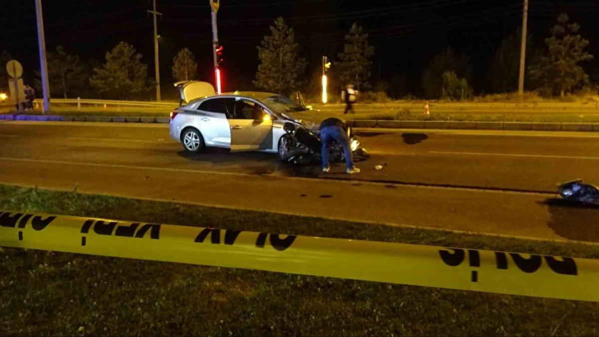 Ktahya'da feci kaza! Otomobil motosikletle arpt: 2 l