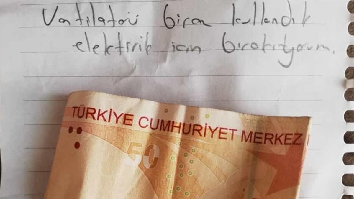 Serinlemek iin vantilatr kulland! Camiye bir not ve 50 TL brakt