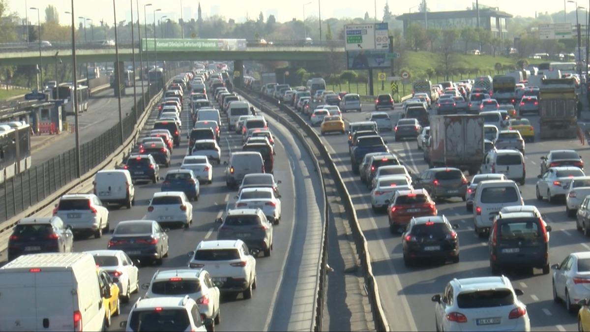 stanbul'da trafik younluu: Ana yollar kilitlendi