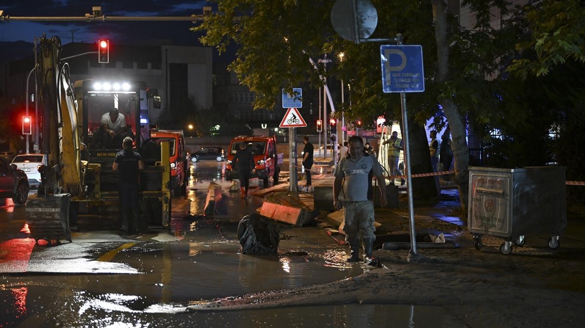 Ankara'da etkisini gsteren saanak sonucu yollarda su birikintileri olutu 