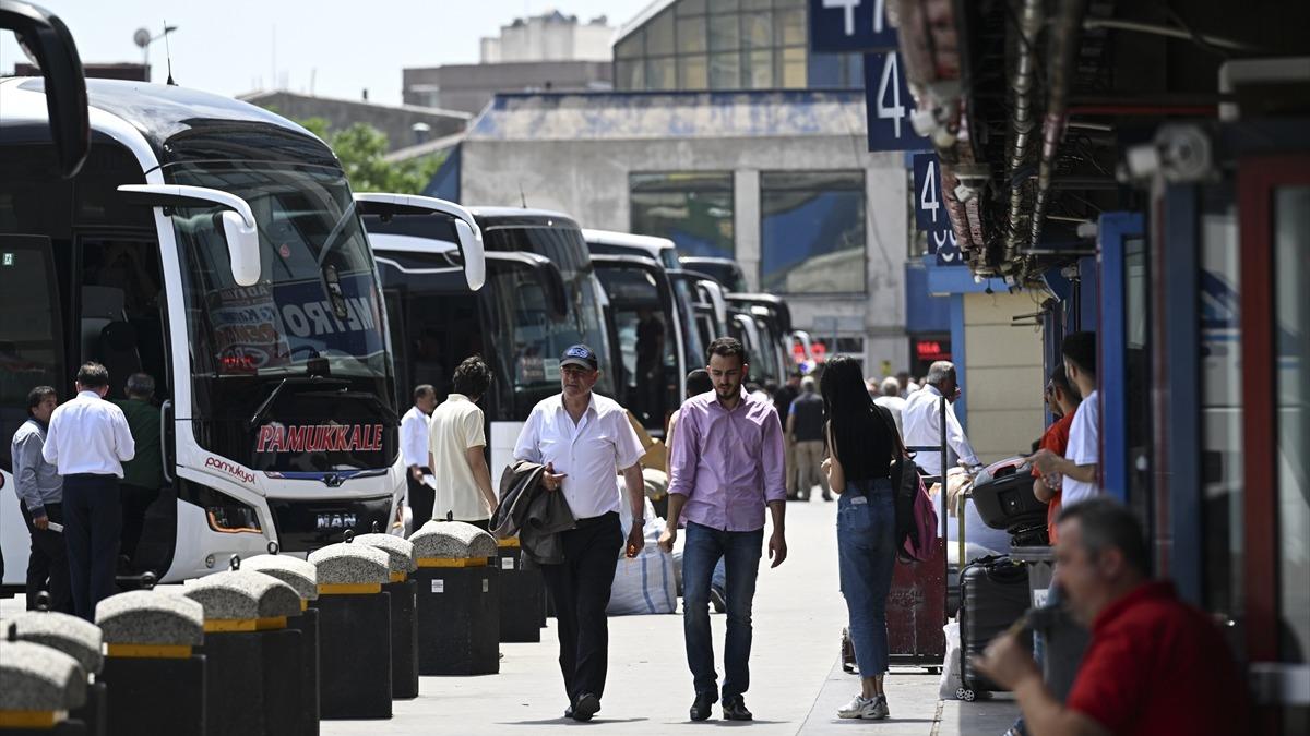 Otogarlarda bayram younluu! Biletleri tkendi, ek seferler konuldu